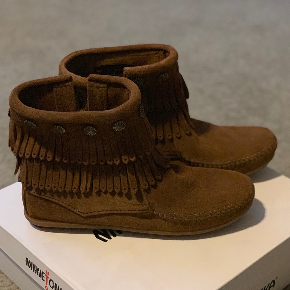 🎈SOLD🎈Minnetonka double fringe side zip booties